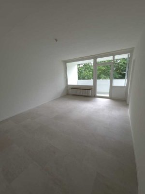 Frisch renovierte 2-Zimmer-Wohnung mit großer Loggia, Aufzug und Blick ins Grüne in Duisburg-Homberg