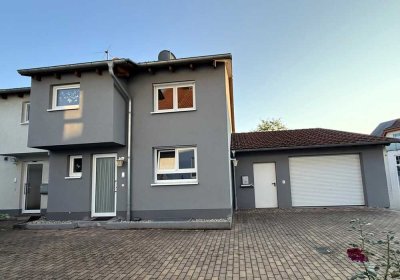 Gepflegte Niedrigenergie-DHH in toller Lage mit gr. Garage, überd. Terrasse, kleinem Garten + EBK