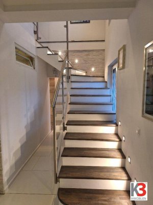 K3 - TOLLE GELEGENHEIT! Wunderschönes großes Wohnhaus mit eleganter und hochwertiger Ausstattung in ruhiger Lage. 250 m2 Wohnfläche. Großer Keller mit Werkausstattung. Ab sofort beziehbar.