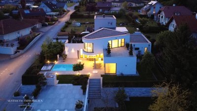 EGGENDORF - Imposante Design-Villa mit 2 Garagen und großem Grund