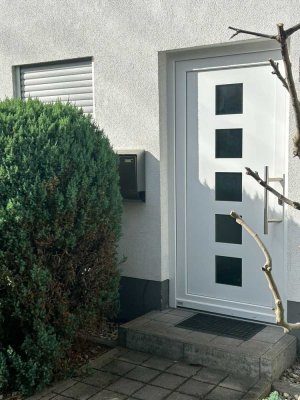 Familienglück in Weiherfeld: Modernes Reihenendhaus zum Wohlfühlen!