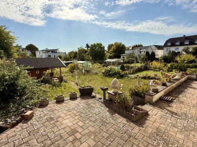 Zweifamilienwohnhaus mit großem Grundstück, Balkon & traumhafter Gartenidylle