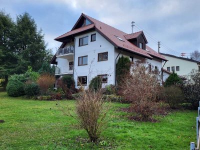 Ruhig gelegene Wohnung in einem 3-Familienhaus, mit Terrasse, Balkon und Garage