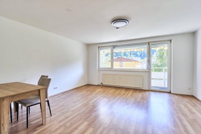 Renovierte 2-Zimmer-Wohnung mit Südbalkon, Lift &amp; Allgemeinparkplätzen