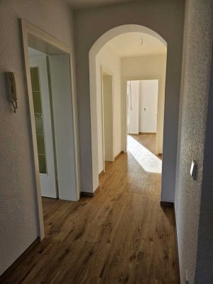 Freundliche Wohnung. Zentral gelegen. Erste Etage, zwei Balkone. Sehr ruhig. Nähe Ortskern.