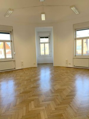 GroßzügigerTop-Altbau nächst Geidorfplatz mit Parkplätzen
