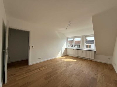 Erstbezug! Sanierte 2-Zimmer DG Wohnung mit Balkon und Einbauküche im Viertel