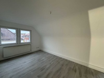 Komplett sanierte 3 ZKB-Wohnung im Dachgeschoss