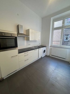 Komplett sanierte 3,5 ZKB Altbauwohnung mit sep. WC und großer Küche in herrschaftlichem Altbau!