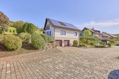 Gepflegtes Zweifamilienhaus mit großem Grundstück, Doppelgarage und einer hochwertigen Ausstattung.