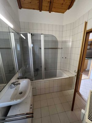 Sanierte Wohnung mit zwei Zimmern sowie einen Balkon und eine Dachloggia, EBK in Weinstadt
