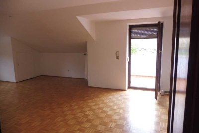 Helle  2,5-Zimmer-Dachstudio-Wohnung  mit Süd- Balkon