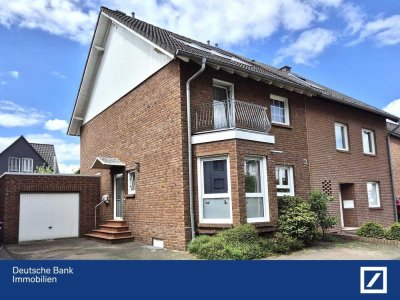 Charmante Doppelhaushälfte (Fertigbauweise) mit ausgebautem Dachgeschoss