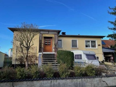 Einfamilienhaus im Bungalowstil mit Nebengelass auf großem Grundstück