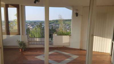 Von privat: Familienfreundliche und helle 4,5-Zimmer-Wohnung im 7. OG in Eisingen