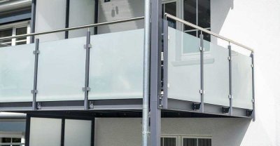 Modernisierte und helle 2,5-Zimmer-Wohnung mit Sonnenbalkon zum Wohlfühlen, neue Böden & Bad!