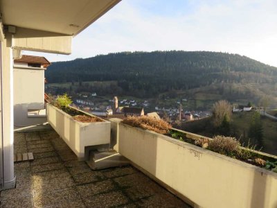 Gepflegte Terrassen-Wohnung mit 3 1/2 Zimmer sowie Balkon und EBK in Alpirsbach