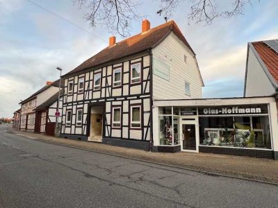 Vorsfelde: Wohn- und Geschäftshaus mit Büro, Werkstatt und großräumigen Lagerhallen