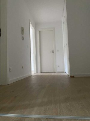 Zentral-Ruhig- Komplett sannierte Wohnung, Balkon, Einbauküche, Aufzug, Tiefgarage