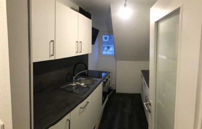 Exklusive, vollständig renovierte 3-Zimmer-DG-Wohnung mit Einbauküche in Bad Cannstatt