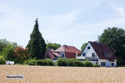 Repräsentatives Einfamilienhaus mit Garagentrakt in ruhiger Ortsrandlage - provisionsfrei