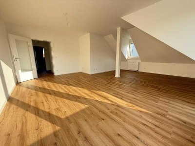 Erstbezug! Lichtdurchflutete DG-Wohnung mit ca. 93 m² Grundfläche, Balkon, Aufzug, TG STP