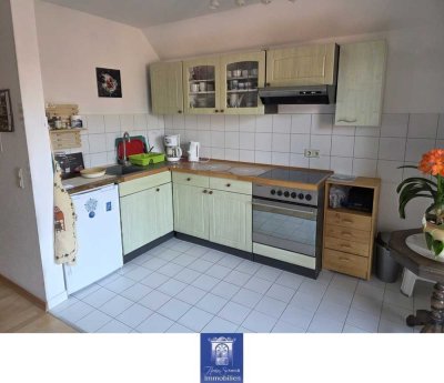 Himmlische und individuelle Dachwohnung mit Balkon - Perfekt für Singles! EBK-Ablöse