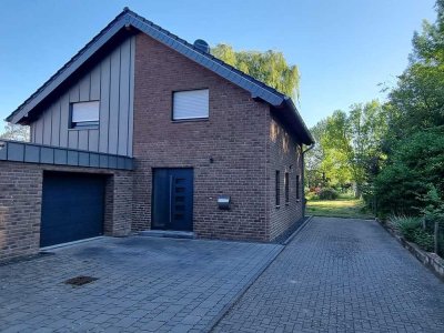 Einfamilienhaus mit großem Garten und Garage