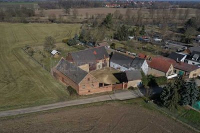 3-Seitenhof an der Saale, über 3.193m² Grdst., ideal für den Landwirtschaftlichen Kleinstbetrieb.