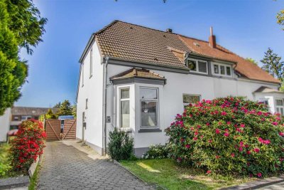 Bremen-Osterholz: Großzügige Doppelhaushälfte mit weitläufigem Grundstück und viel Potenzial