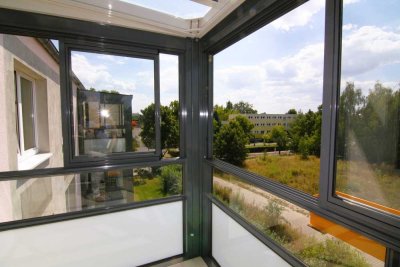 Schicke 2,5-Raumwohnung in Schulnähe und großem verglastem Balkon.