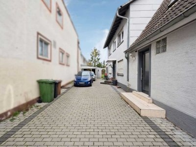 Zwei Häuser auf einem großen Grundstück in Hockenheim