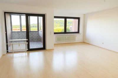 Lichtdurchflutete 3-Zimmer-Wohnung mit Loggia, Tiefgarage und EBK
