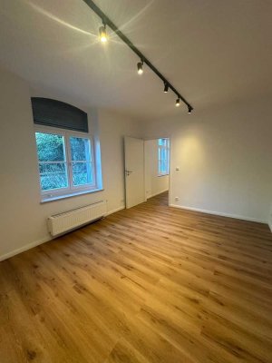 ERSTBEZUG nach Sanierung / GARTEN und Terrasse, zentrale Lage