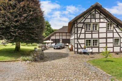 Historisches Bauernhaus mit Reetdach und kleinem Pferdestall in Monschau-Widdau