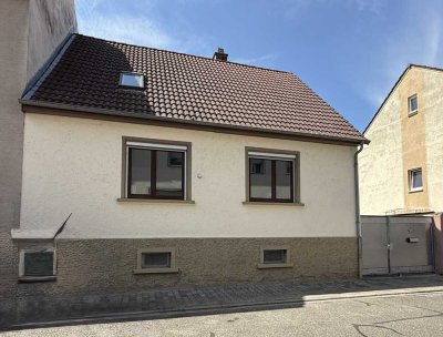 Charmantes Einfamilienhaus mit 2 Garagen, Nebengebäuden, schönem Hof und Garten