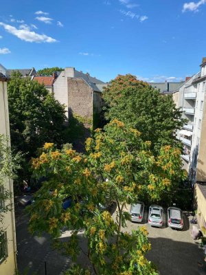 Ruhige, möblierte Altbauwohnung im Seitenflügel