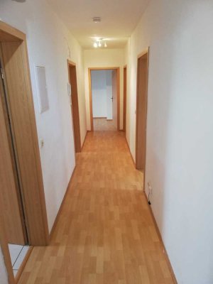 Vollständig renovierte DG-Wohnung mit drei Zimmern, Einbauküche und Tageslichtbad