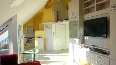 Helle möblierte modernisierte 2-Raum-DG-Wohnung mit Loggia, Einbauküche und Garage