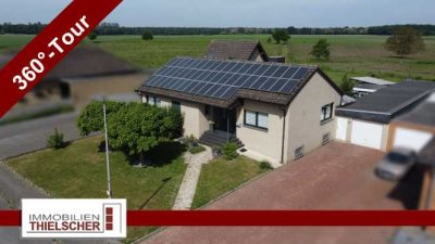 Großzügiger, freistehender Bungalow mit zwei Doppelgaragen, Werkhalle und Aussicht ins Grüne
