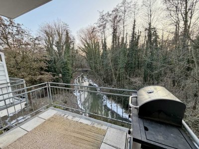 Wohnen mit Blick ins Grüne: Renovierte 2-Zimmer-Wohnung am Bachlauf mit Garage