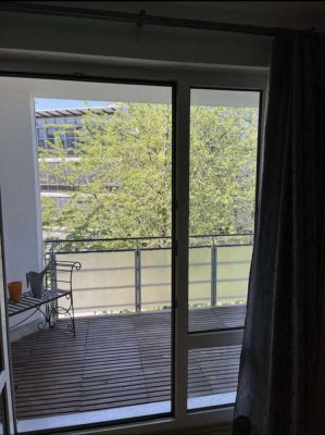 Geschmackvolle Etagenwohnung mit großem Balkon und zwei Zimmern in der Nähe des Olympiaparks