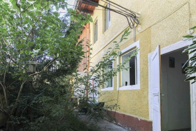 Sanierungsbedürftiges Innenhof MFH mit 2 Wohneinheiten, kleiner Vorgarten, Eggenberg