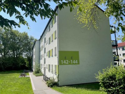 Frisch renovierte 4-Zimmer-Wohnung im 2. Obergeschoss mit großem Balkon