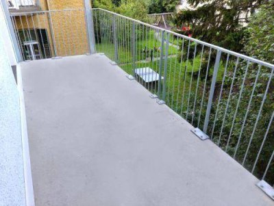 3 ZIMMER-Altbau + ruhiger bzw. großer Balkon 12m² + Einbauküche + Bad mit Dusche + extra WC + Lift!