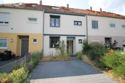 Topmodernisiertes lichtdurchflutetes Einfamilienreihenhaus mit Garten und viel Grün - bezugsfrei!