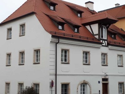 Einzigartige Loft-Galeriewohnung im Denkmal – Wohnen unter historischen Balken