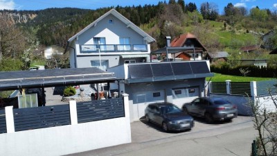 Wohnhaus mit großer süd-westseitigen Terrasse, südseitiger Balkon, Garagen und Carports