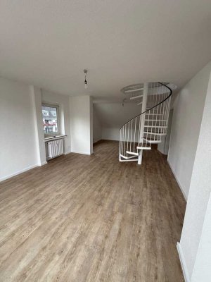 Frisch Modernisierte Maisonette-Wohnung im Dachgeschoss in Mörsenbroich
