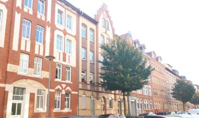 *gepflegte & helle Stadtwohnung, Einbauküche, Tageslichtbad, FH, Innenstadtnähe
